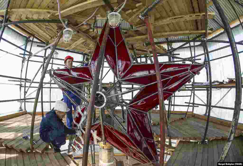 После того, как в 2015 году одну из звезд накрыли для ремонтных работ, в обществе вновь разгорелись дискуссии.&nbsp;Свое слово в них пытается сказать и Русская православная церковь. В 2017 году одна из религиозных организаций заявила, что "на&nbsp;башни московского Кремля должны вернуться двуглавые орлы тысячелетней Российской империи".&nbsp; &nbsp;