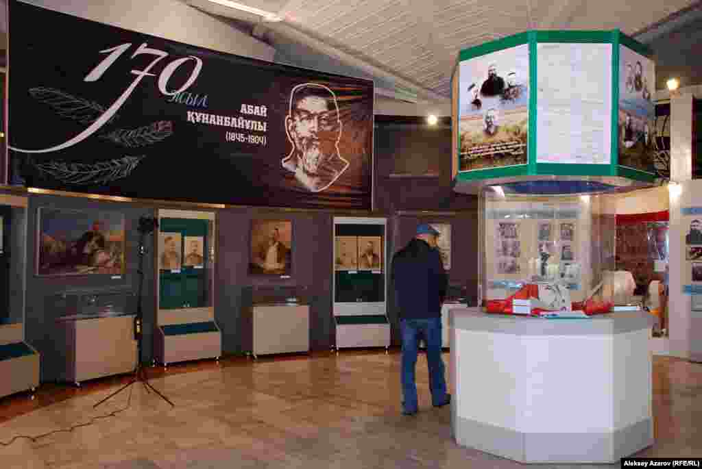 На выставке "Мир Абая" в Центральном государственном музее Казахстана представлены экспонаты из фонда этого музея и областного историко-краеведческого музея города Семей.