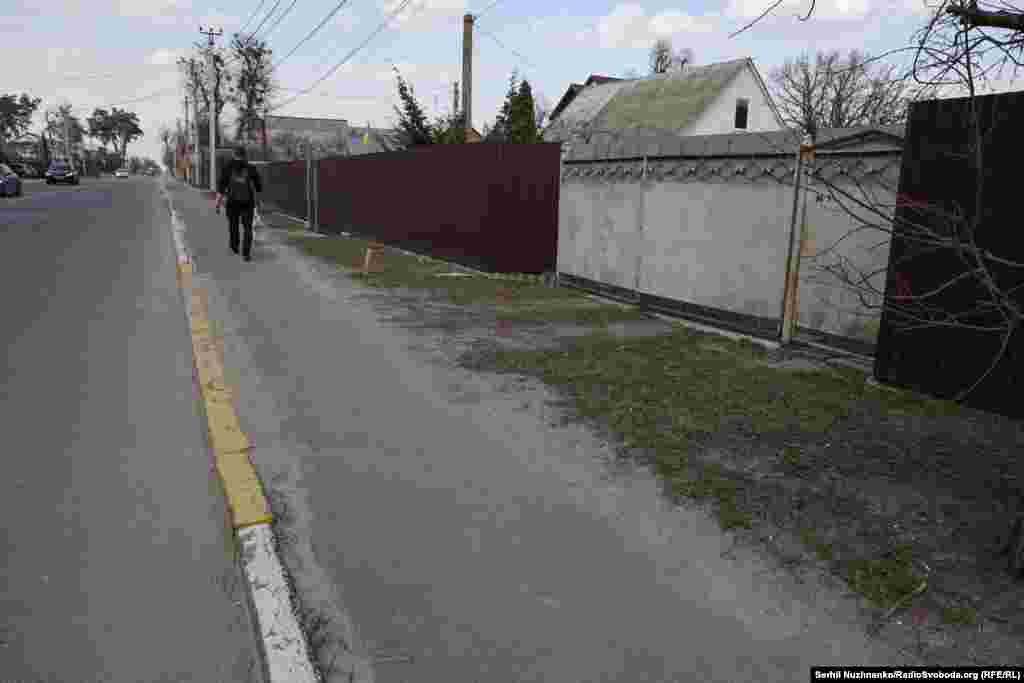 Тіло загиблого цивільного на одній з вулиць Ірпеня. За словами місцевої влади в лютому-березні 2022 в Ірпені загинуло майже 300 місцевих жителів.Ліворуч фото від 11 березня 2022, праворуч – березень 2025 року