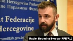 Mi ne zadiremo u prostor prava gdje se izučava grupa predmeta, kao što su jezik i vjeronauk, nego želimo zaustaviti praksu da se pod tom izrikom separiraju učenici: Dennis Gratz