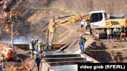 Përpjekjet për të sanuar dëmet e shkaktuara nga shpërthimi i eksplozivit në kanalin e ujit të Ibër- Lepencit.