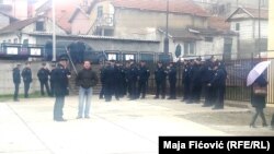 Kosovska policija raspoređena je ispred zgrade u kojoj se skup održava