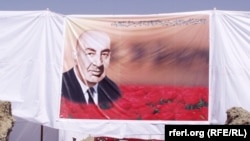 محمد داوود خان اولین رئیس جمهور افغانستان که با براندازی نظامی شاهی توسط یک کودتا امور کشور را بدست گرفت و اولین جمهوریت را در افغانستان تاسیس کرد. عکس از آرشیف