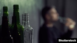 «Люди їздять до Маріуполя й дограбовують склади з горілкою», – розповідає жінка, що евакуювалося в селище за містом