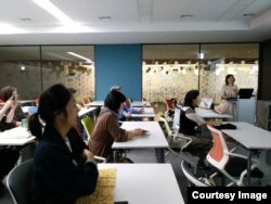 Ludmila, făcând o prezentare de țară pentru un grup de persoane din Coreea. 