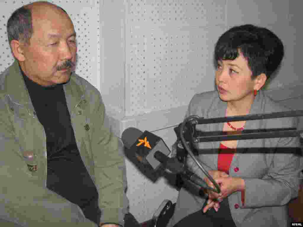 Бюбюкан Досалиева берет интервью у экс-депутата, политолога Ишенбая Кадырбекова.