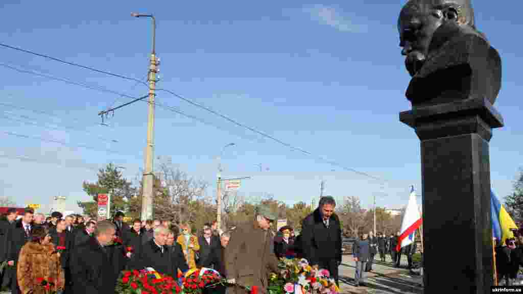 2009 рік. Покладання квітів до пам'ятника Тарасу Шевченку в Сімферополі