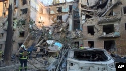 Urmările unei lovituri rusești asupra unui bloc de locuit din Kiev, 23 iunie 2025