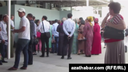 Очередь перед банком, Туркменистан (архивное фото) 