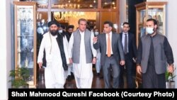 ارشیف، د ملا برادر په شمول له یو شمېر طالب مشرانو سره د پاکستان د بهرنیو چارو وزیر او ځینو نورو پاکستاني چارواکو لیدنه