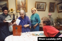 80-річна киянка голосує на дому під час референдуму за незалежність України та президентських виборів. Київ, 1 грудня 1991 року