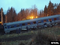 Un tren derapat în timpul primului război cecen. Istoricul Cosmin Popa este de părere că a fost un război prost planificat.