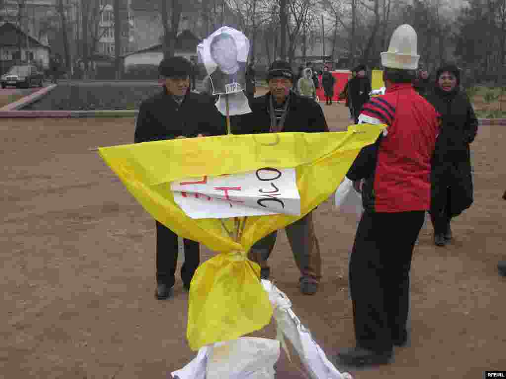 УТРК жетекчисине каршы нааразылыкка чыккандар алгач Мелис Эшимкановдун сүрөтү түшүрүлгөн сөлөкөт жасашты  - Kyrgyzstan -- Several Staffers of UTRK Start Hunger Strike Action Demanding To Dismiss the Director of UTRK, 17dec08