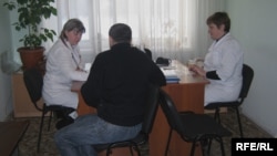 Мужчина на приеме у врача. Иллюстративное фото.  