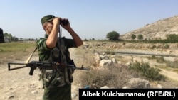 Чек арадагы аскер. Баткен. (архивдик сүрөт)