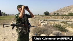 Кыргызский пограничник в Баткенской области. 