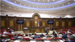 Բյուջեի կատարողականի փոխարեն՝ խաչակնքման «պատիժ» ու փոխադարձ խայթոցներ ԱԺ-ում