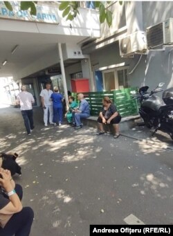 Fotografie făcută pe 25 iulie 2025 în curtea Spitalului Floreasca - întrarea B.