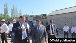 Президенттин Баткен облусундагы ыйгарым укуктуу өкүлү Абдыкерим Алимбаев менен Тажикстандын Согди облус губернатору Ражоби Ахмотзода. 1-июнь, 2021-жыл.