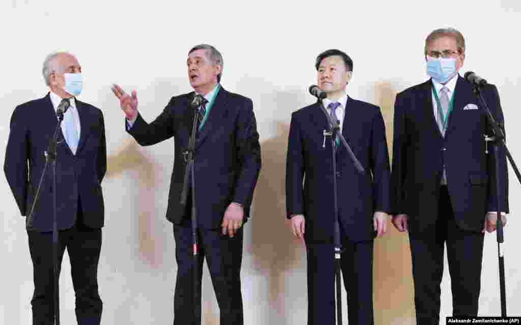  له چپې خوا، د افغانستان د سولې لپاره د امریکا ځانګړی استازی زلمی خلیلزاد، د افغانستان لپاره د روسیې د ولسمشر ځانګړی استازی ضمیر کبلوف،د افغانستان لپاره د چین سفیر وانګ يي او د افغانستان لپاره د پاکستان ځانګړی استازی محمد صادق په عکس کې ښکاري &nbsp; 