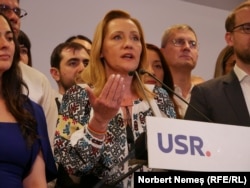 Elena Lasconi, președinta USR, finalistă în turul doi de scrutin al prezidențialelor din noiembrie-decembrie 2024, după anunțarea exit-pollurilor din noaptea de 1 decembrie