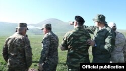 Հայաստանում օտարերկրյա դեսպանությունների ռազմական կցորդներն այցելում են Սյունիքի մարզի այն ուղղությունները, որտեղ ադրբեջանցի զինվորականները ներխուժել են Հայաստանի տարածք, 20-ը մայիսի, 2021թ.