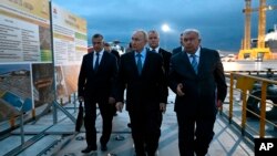 Президент России Владимир Путин (слева) и генеральный директор нефтяной компании «Роснефть» Игорь Сечин посещают судостроительный комплекс «Звезда» в бухте Большой Камень в дальневосточном регионе Приморского края, Россия, 11 сентября 2023 года.