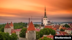 Несмотря на это, билеты на автобусы из Таллина в Минск все еще можно приобрести, также продолжается выдача гуманитарных виз.