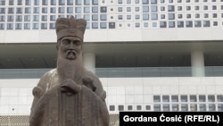 Statua kineskog filozofa Konfucija ispred Kineskog kulturnog centra u Beogradu. Centar je izgrađen na mestu nekadašnje zgrade kineske ambasade, razorene tokom NATO bombardovanja tadašnje SRJ (Savezna Republika Jugoslavija) 1999. godine.