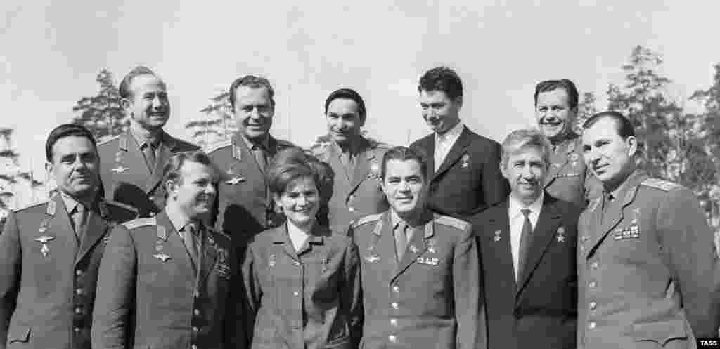 Советские космонавты (слева направо): Владимир Комаров, Алексей Леонов, Юрий Гагарин, Герман Титов, Валентина Терешкова, Валерий Быковский, Адриян Николаев, Борис Егоров, Константин Феоктистов, Павел Попович, Павел Беляев.