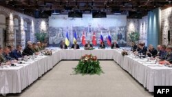 Această fotografie publicată de Ministerul de Externe al Turciei pe 16 mai, îl arată pe ministrul turc de externe, Hakan Fidan (centru), alături de delegația rusă (dreapta) și cea ucraineană (stânga), participând la o întâlnire privind discuțiile de pace, în Turcia.