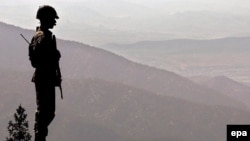 په شمالي وزیرستان کې یو پوځي له ډېورنډ کرښې سره پهره کوي - انځور له ارشیفه. 