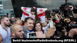 Михаил Саакашвили обещает вернуться в Грузию после того, как пройдут парламентские выборы в Украине и поможет новому президенту Зеленскому. На фото: экс-президента встречают сторонники в Киеве, 29 мая 2019 г.