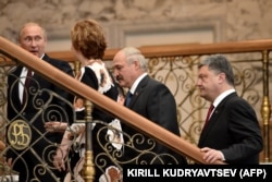 Президент Росії Володимир Путін, верховний представник ЄС із зовнішньої політики Кетрін Ештон, президент Білорусі Олександр Лукашенко та президент України Петро Порошенко на переговорах. Мінськ, 26 серпня 2014 року