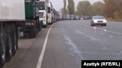 Кыргыз-казак чегинде кезек күткөн жүк ташуучу унаалар, 2017-жылдын октябрь айы.