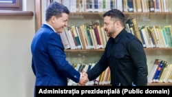 Nicușor Dan (în stânga) și Volodimir Zelenski s-au întâlnit luni, la Vilnius.