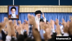Иранның жоғары басшысы аятолла Әли Хаменеи "революция студенттерімен" кездесуде. Тегеран, 7 маусым 2017 жыл.

