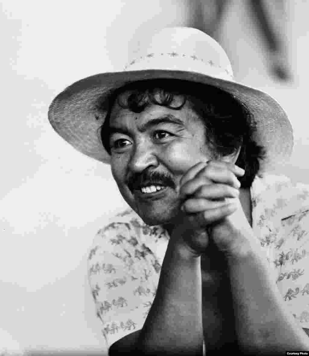 Шамшиев 1965-жылы Саякбай Каралаев тууралуу тартылган "Манасчы" кыска метраждуу тасмасын тартып, жаш режиссердун тырнак алды эмгеги эл аралык сынакта баш байге алган.&nbsp; &nbsp;