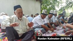 Жалал-Абад шаарындагы айттаган аксакалдар. Өлкөнүн көпчүлүк аймактарында коронавируска байланыштуу жарыяланган өзгөчө кырдаал режими алына элек. 31-июль, 2020-жыл.