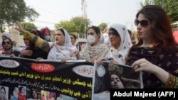 په خیبر پښتونخوا کې په تېرو وختونو کې پر نرښځیانو د تشدد او د هغوی د وژنو ضد احتجاجونه شوي دي - پخوانی انځور. 