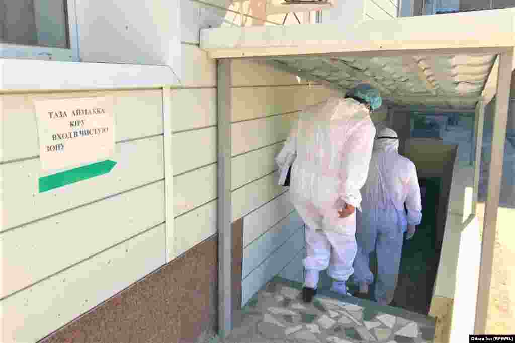 Аурухананың шетінде жертөлеге түсетін есіктен "таза аймаққа" кіріп, арнайы киім киетін орынға өтеміз.