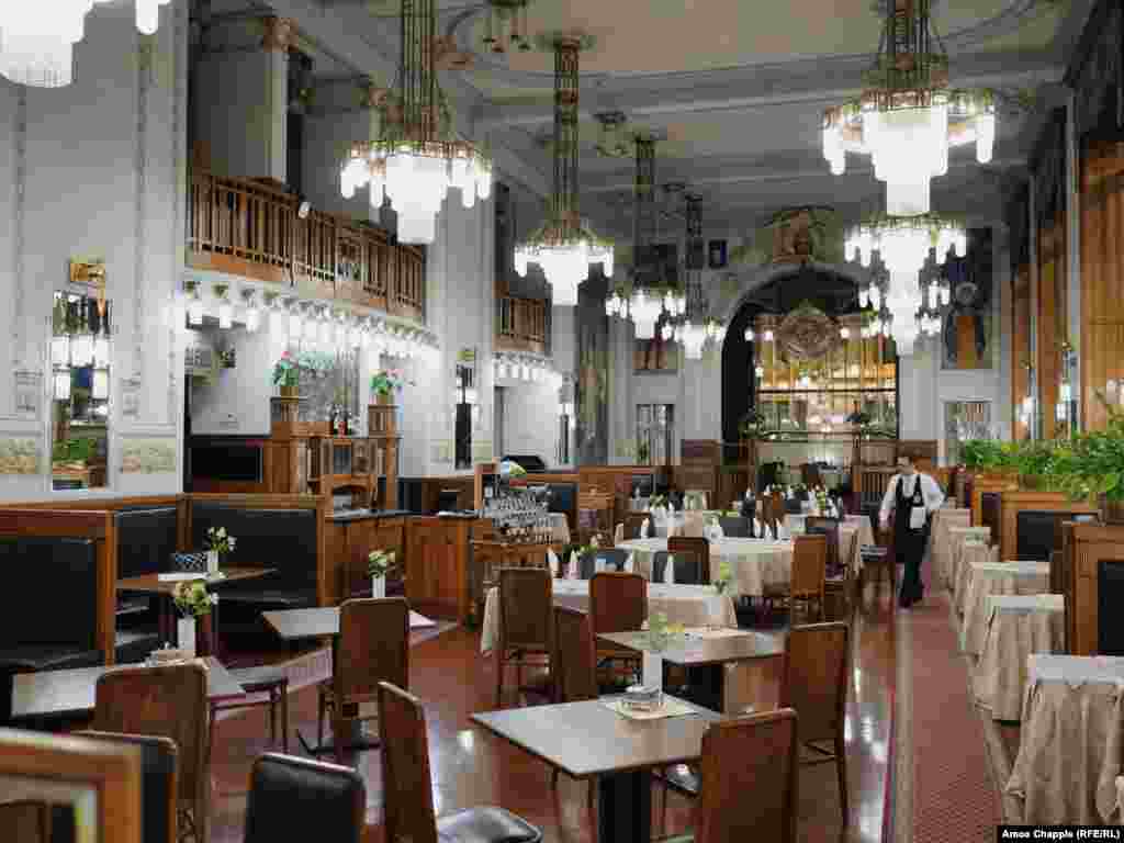 Праганын "Эски шаар"&nbsp; ("Староместка") бөлүгүндөгү ресторан. 13-мартта кечки саат жетиде биздин сүрөтчү бул ресторанга баш багып, мында эки гана киши тамактанып жатканына күбө болду.&nbsp;