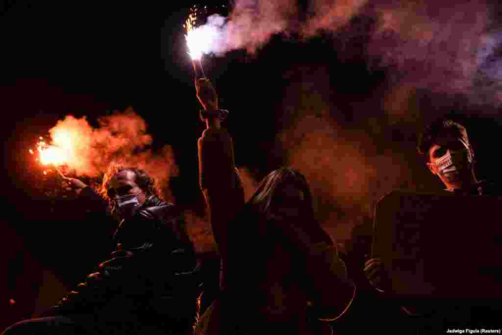 У жовтні 2016 року польський Сейм не ухвалив рішення про повну заборону абортів, бо тоді Польщею прокотилась хвиля масових протестів під назвою &laquo;Чорний протест&raquo;. На фото:&nbsp;Люди протестують у Гданську, 28 жовтня 2020 року