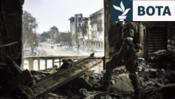 Një ushtar rus në teatrin e shkatërruar në Mariupol të Ukrainës. 12 prill 2022. 