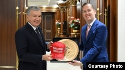 Президент Узбекистана Шавкат Мирзиёев (слева) и спецпосланник США по делам Южной и Центральной Азии Серджио Гор. Фото пресс-службы президента Узбекистана