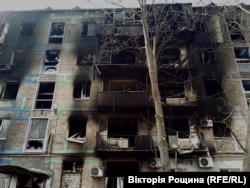 Спалена багатоповерхівка в Маріуполі. Квітень 2022 року