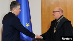 Predsjednik Ustavnog suda Hrvatske Miroslav Šeparović čestita Milanoviću prilikom polaganja zakletve u uredu predsjednika u Zagrebu, Hrvatska, 18. februara 2020.