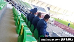Туркменские полицейские наблюдают за футбольным матчем в Туркменабате. Архивное фото 