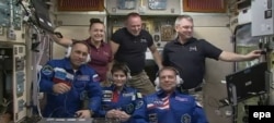 Echipajul de la ISS – de la stânga la dreapta: cosmonautul rus Elena Serova, astronautul american Barry Wilmore, cosmonautul rus Alexander Samoukutiaev, cosmonautul rus Anton Șkaplerov, astronautul italian Samantha Cristoforetti și astronautul american Terry Virts.