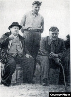 Якуб Колас (зліва) з колегами-літераторами на озері Нарач